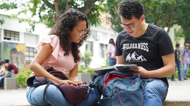 Muchos Jóvenes en Colombia no trabajan en lo que estudiaron, revela encuesta